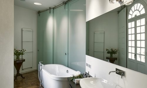 interiors-of-the-bathroom-in-a-modern-apartment-X2GUGQP.jpg